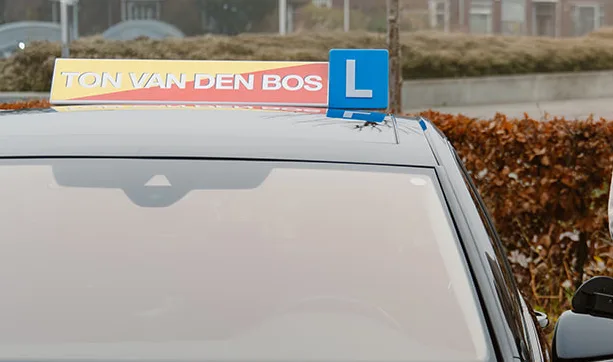 Lesauto van Rijschool Ton van den Bos met daklicht en L-bord